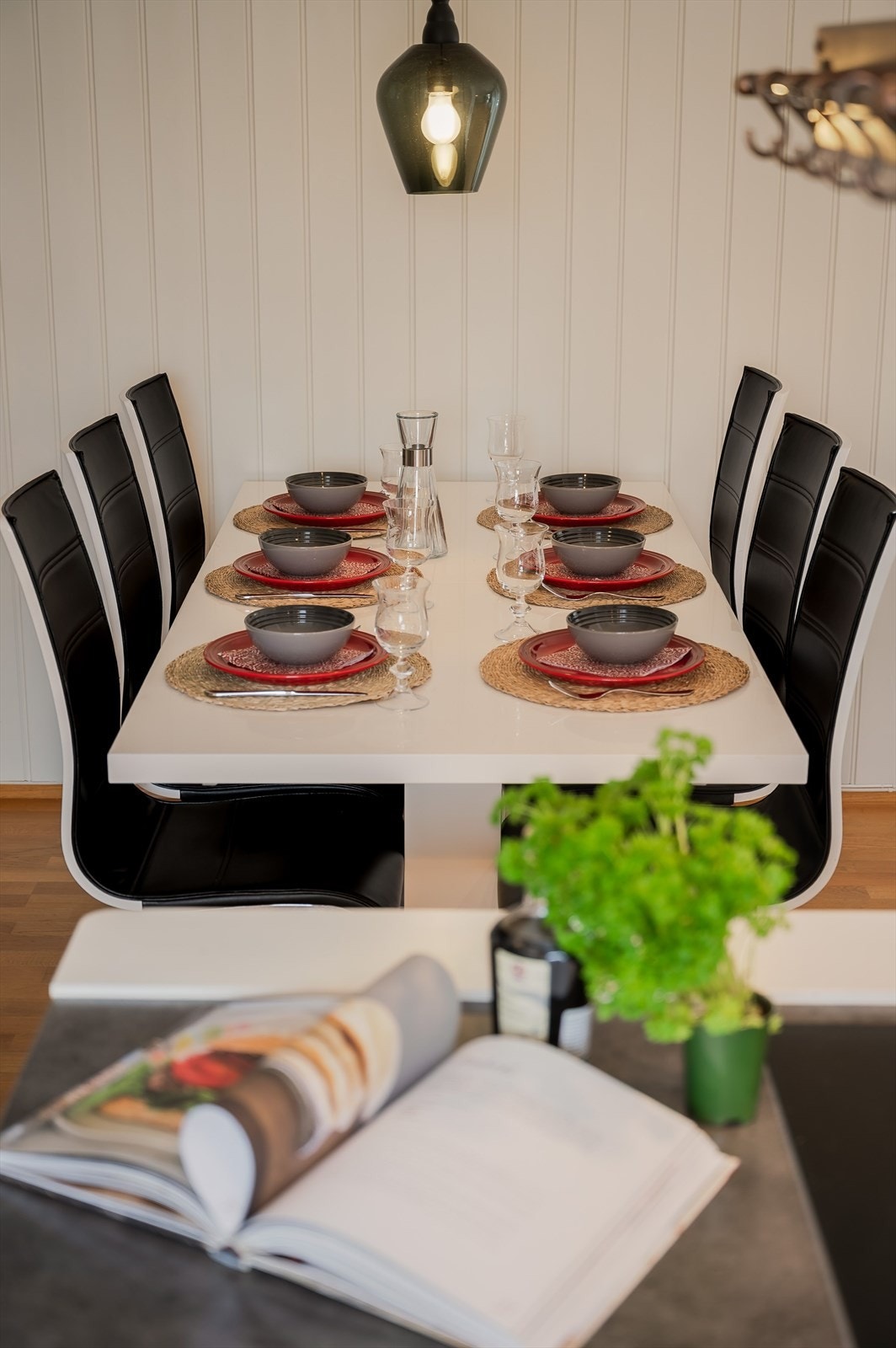 I tilknytning til kjøkkenet er det naturlig plass til et stort spisebord. Galleribilde