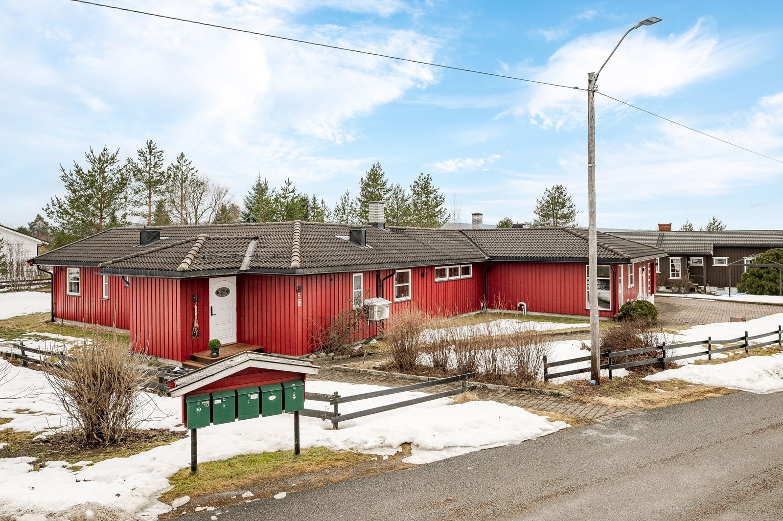Tomten er delvis innhegnet med gjerde og pent opparbeidet med plen, blomstereng, terrasser, rips, solbær og delvis naturtomt. Galleribilde