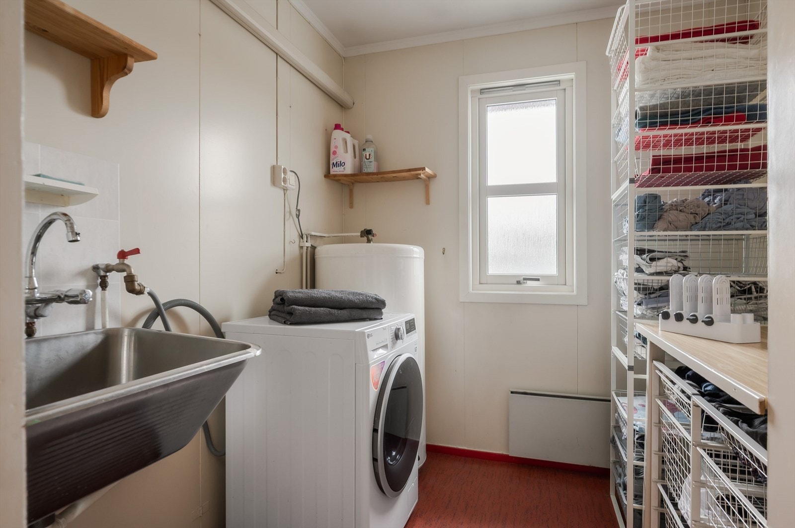 Boligen har også et praktisk vaskerom med belegg på gulv. Rommet er utstyrt med utslagskum, opplegg for vaskemaskin og varmtvannsbereder. Galleribilde