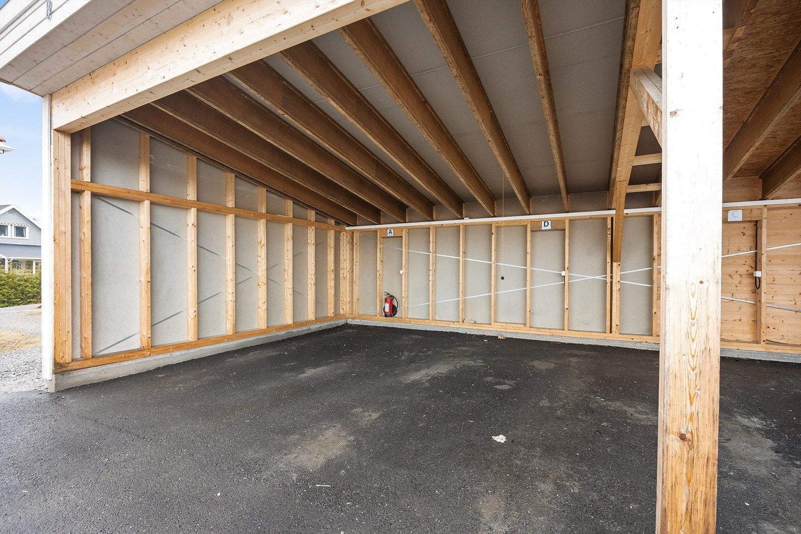 Det medfølger én fast biloppstillingsplass i felles carportanlegg. Galleribilde
