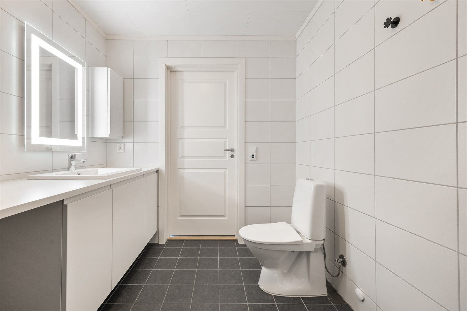 Balansert ventilasjon med tiluft fra dør sikrer et sunt og godt inneklima på badet. Galleribilde