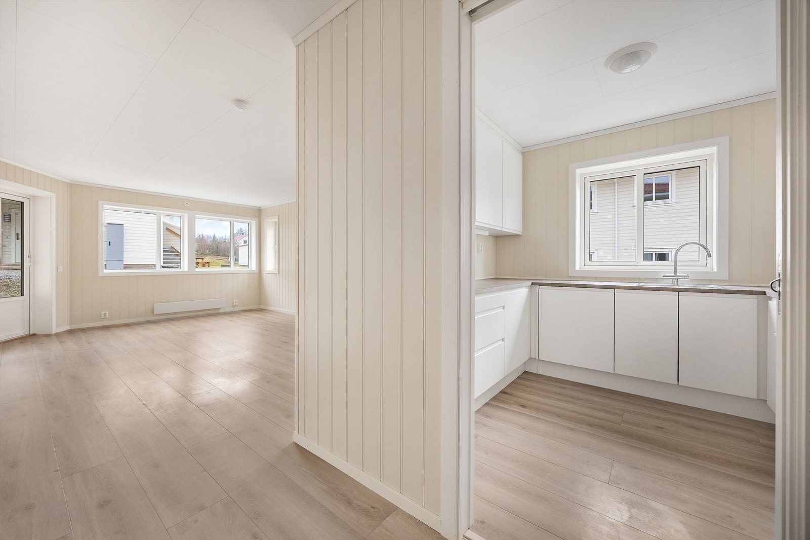 Fra kjøkkenet er det en åpen og sosial forbindelse til stuen. Galleribilde