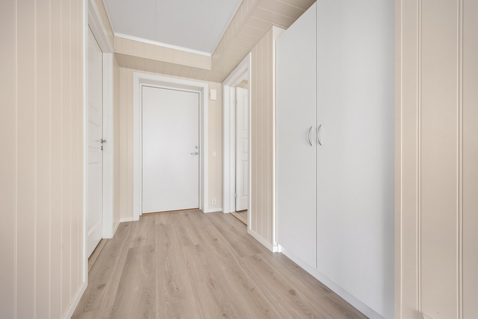 Romslig entré med plass til garderobeskap for yttertøy og sko. Herfra er det adkomst til en praktisk innvendig bod. Galleribilde