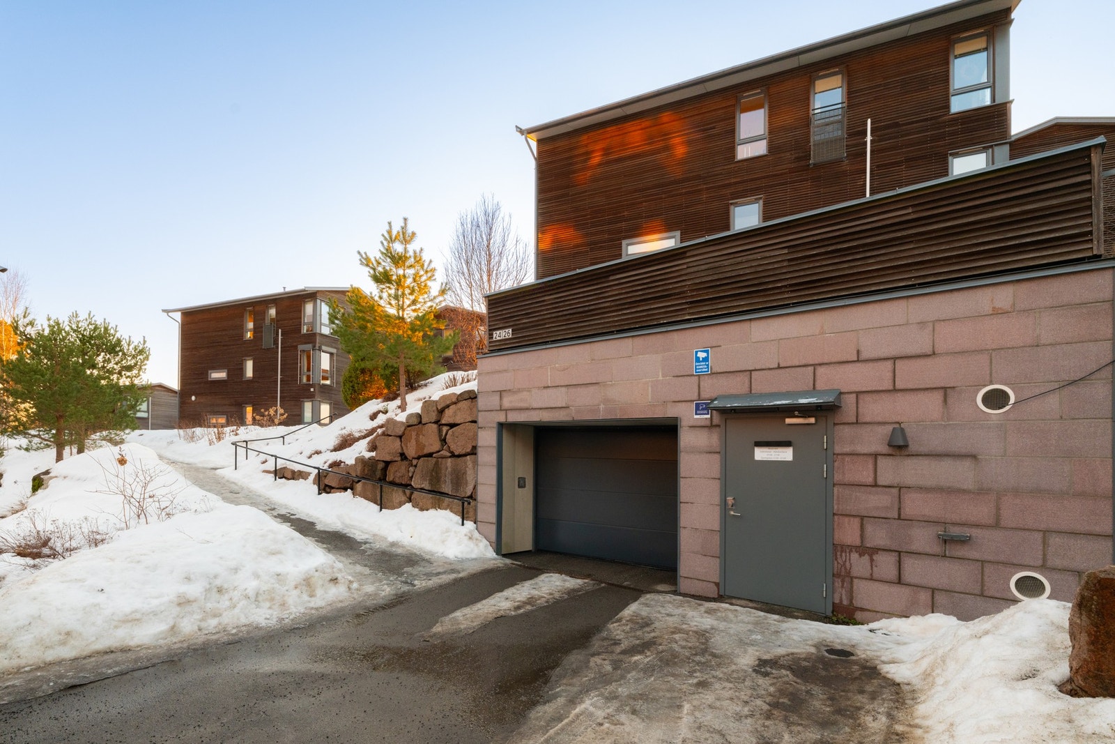 Det er trappefri adkomst til leiligheten, som ligger på bakkeplan. Fra felles garasjeanlegg kan du ta heisen opp til leiligheten. Galleribilde