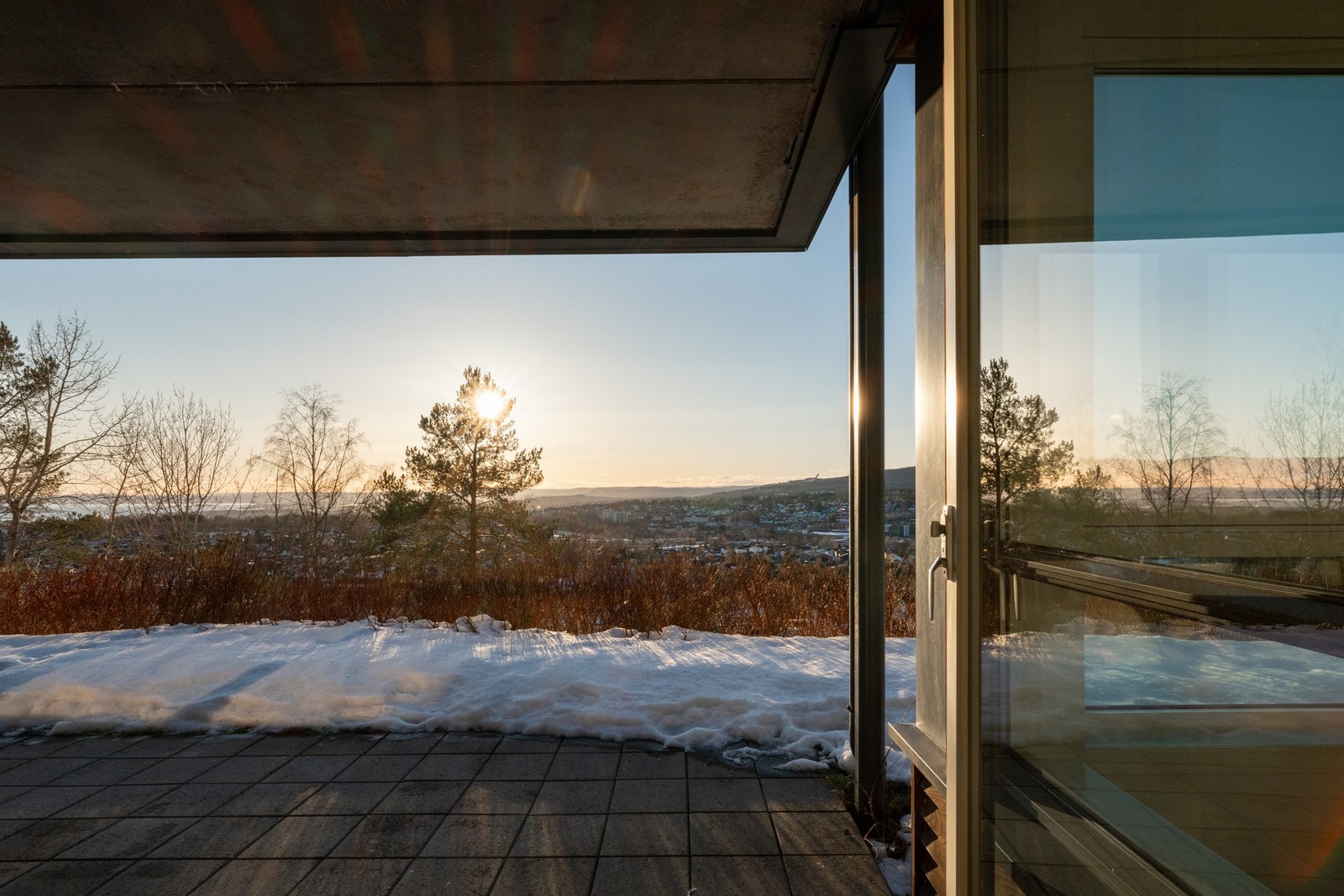 Her får du gleden av en herlig vestvendt markterrasse og hagedel som bader i sol. Galleribilde