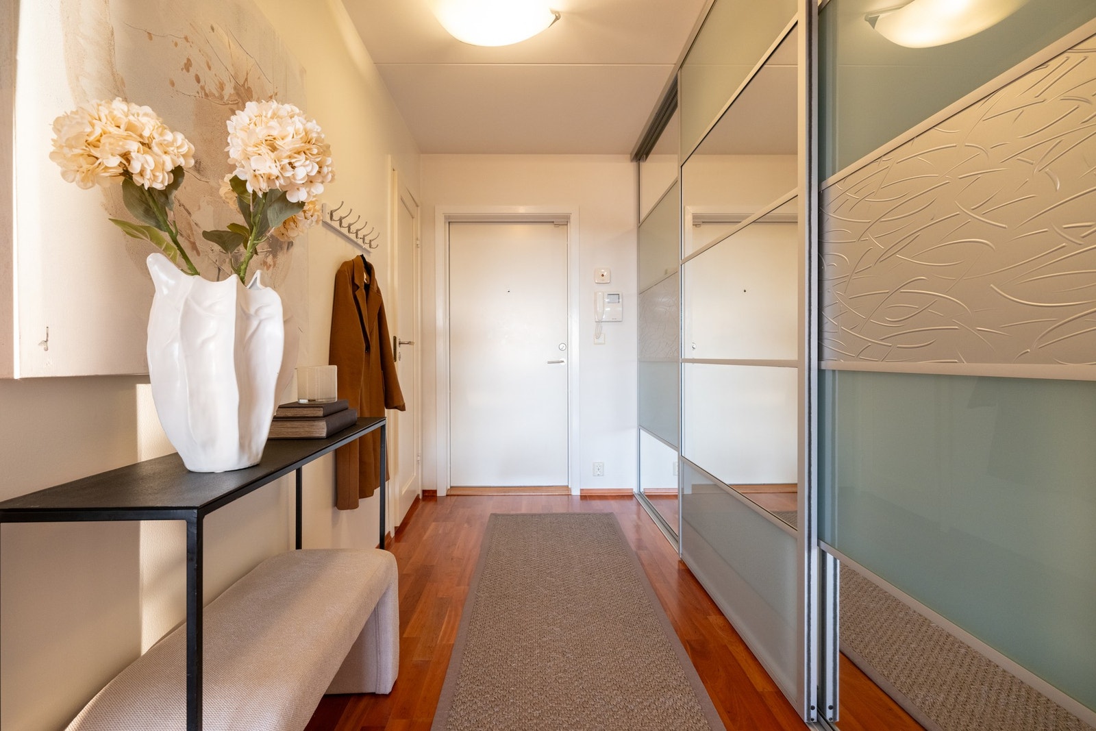 I entréen er det skyvedørsgarderobe med speilfronter, som gir godt med plass til yttertøy. Av ekstern lagring medfølger en kjellerbod på 6 kvm. Galleribilde