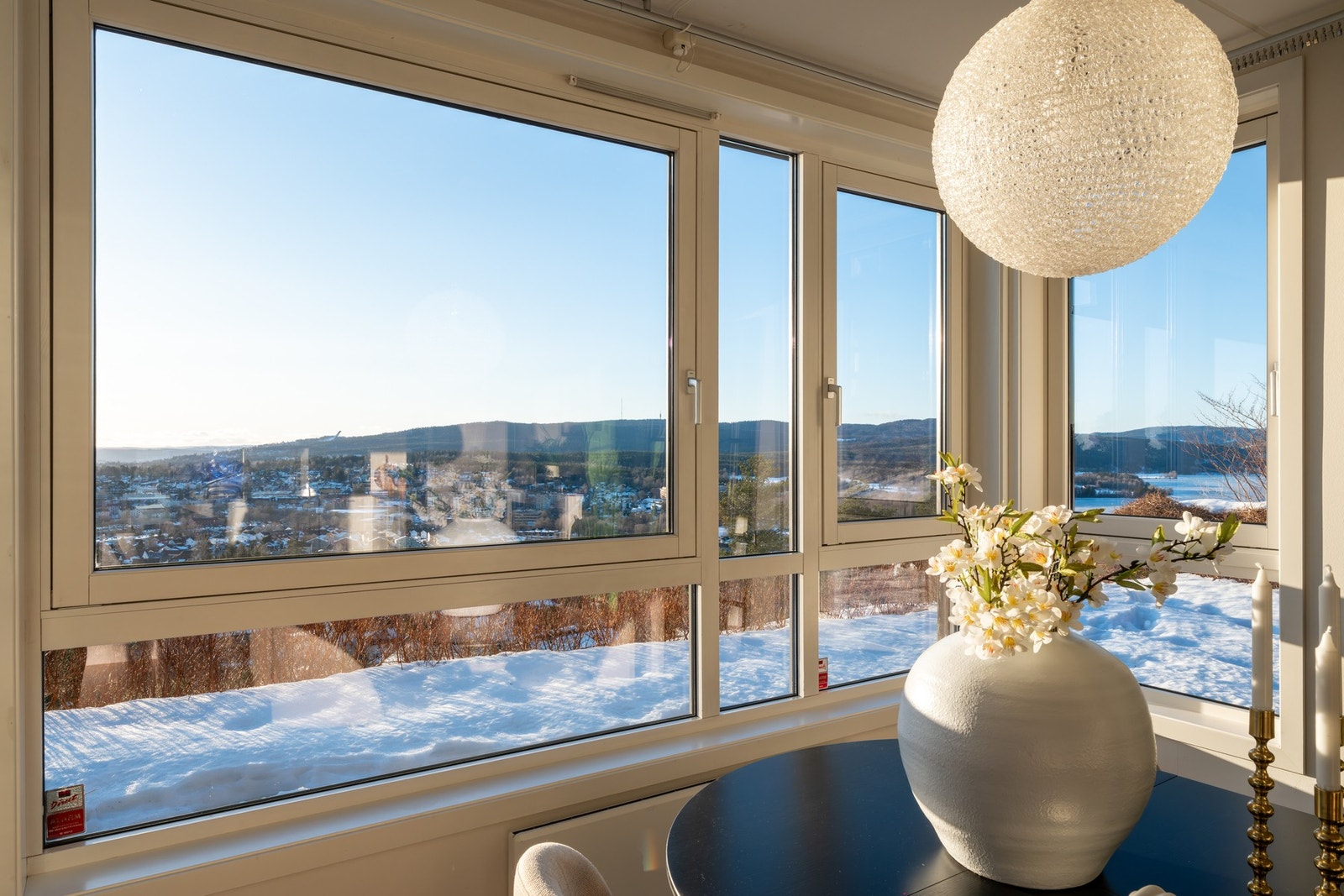 Som i likhet med uteplassen kan man også her nyte den fantastiske utsikten! Galleribilde