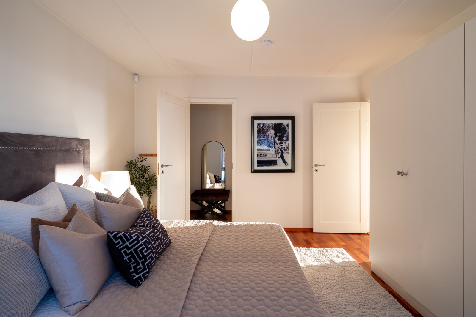 Her kan du plassere en stor dobbeltseng med tilhørende nattbord, garderobe- og/eller kommodeløsninger, samt skrivepult. Galleribilde