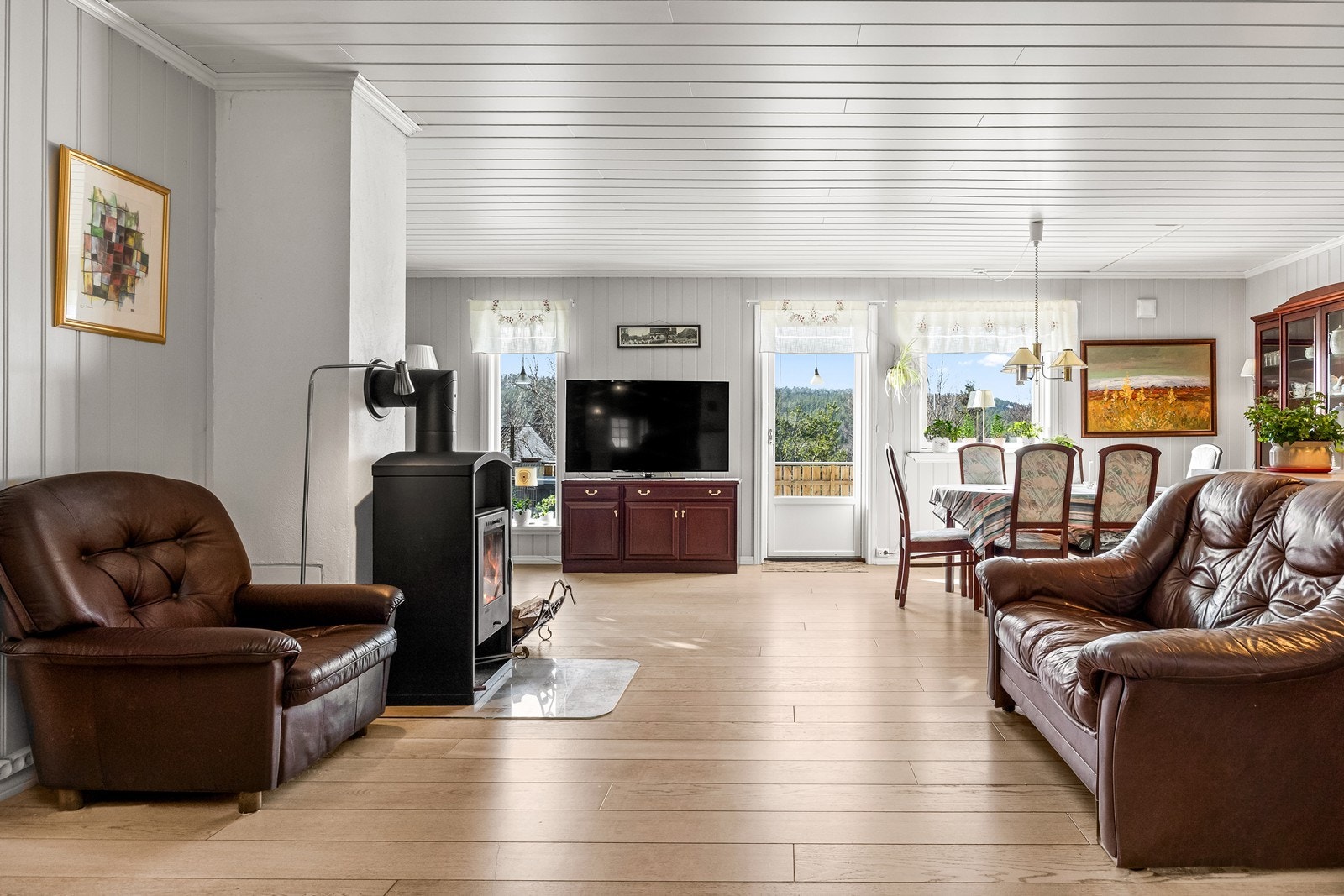 Velkommen inn! En effektiv vedovn gir ekstra varme og hygge. Galleribilde