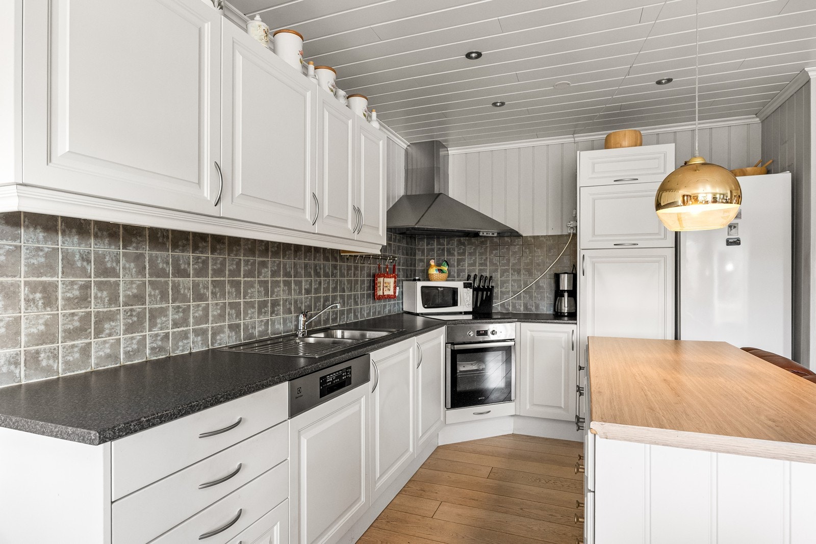 Kjøkkenet er utstyrt med integrert stekeovn og oppvaskmaskin, samt en slitesterk laminatbenkeplate. Galleribilde