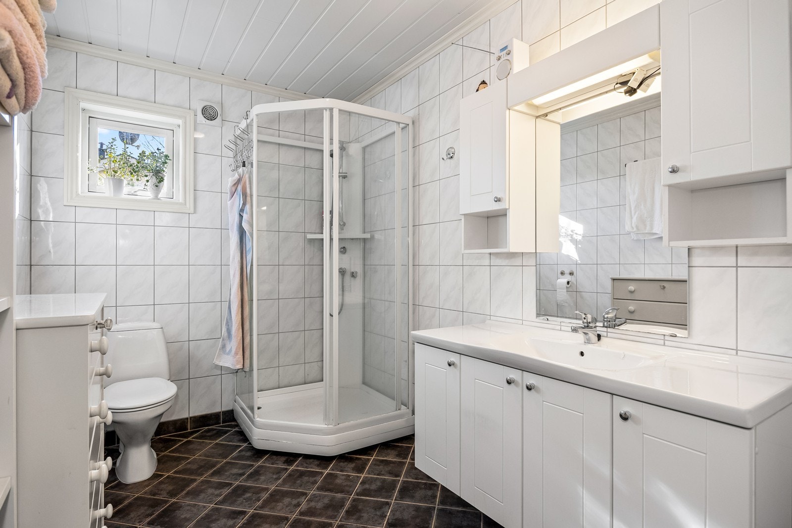 Badet fra 2007 er helfliset og har varme i gulvet. Innredningen inkluderer servantmøbel og dusjkabinett. Galleribilde