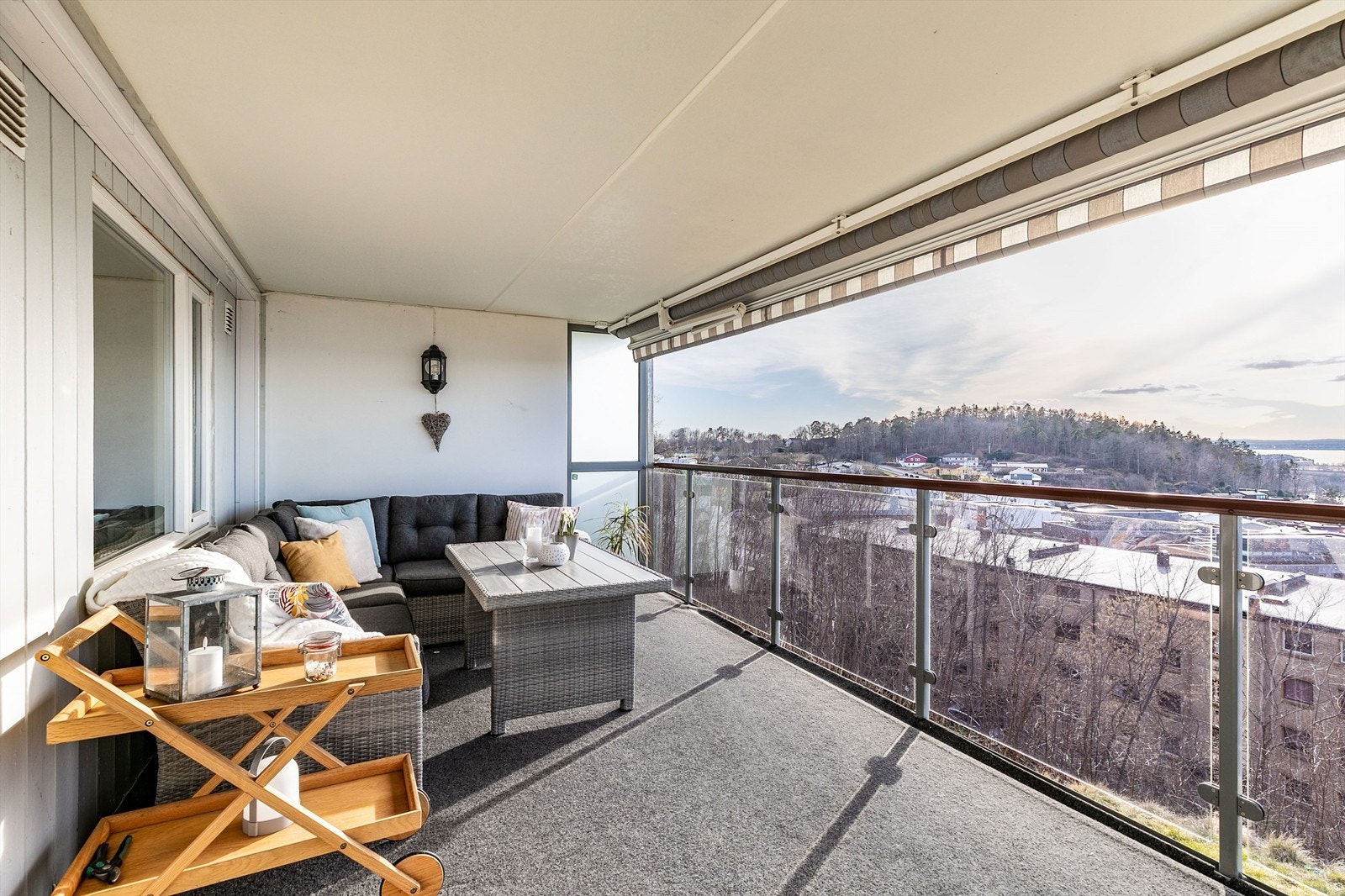 Sommerstid kommer solen til verandaen allerede rundt kl. 14 og varer helt til solnedgang. Skjerming oppnås enkelt med motorisert markise i hel lengde. Fotograf; Børge Oppegård. Galleribilde