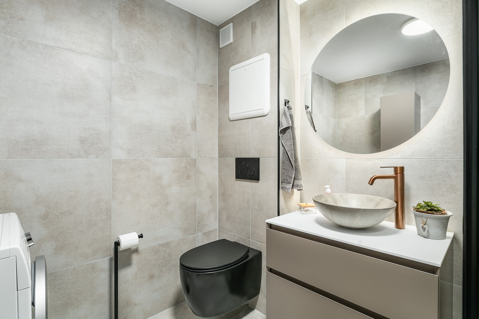 Badet ble i 2023 gjenoppbygget med blant annet nye rør og nytt elektrisk anlegg, varmekabler inkludert. Resultatet er stilsikkert og moderne. Galleribilde