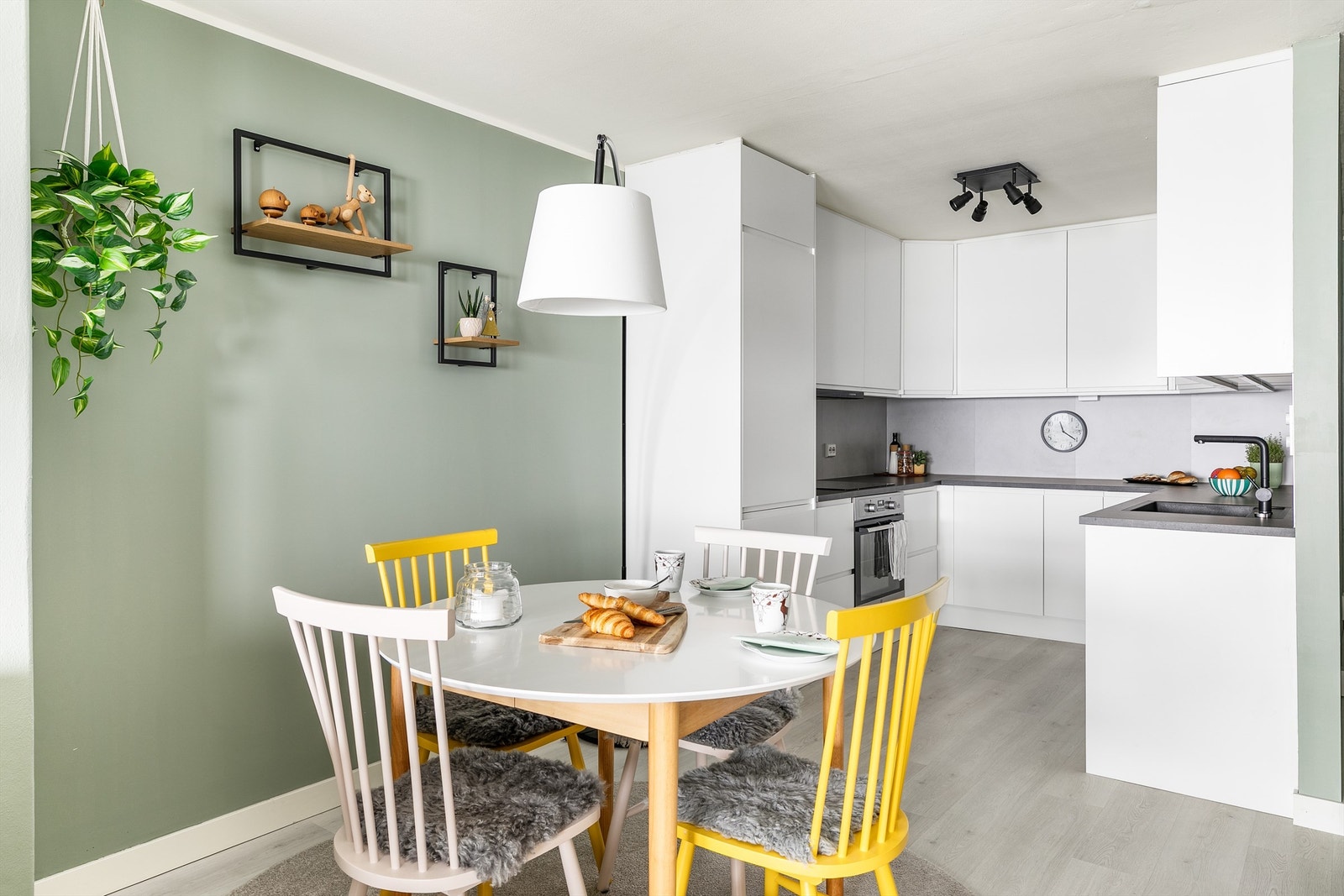 Leiligheten ble i 2023 pusset helhetlig opp og samtidig påkostet med både nytt kjøkken og nytt bad. Fotograf; Børge Oppegård. Galleribilde
