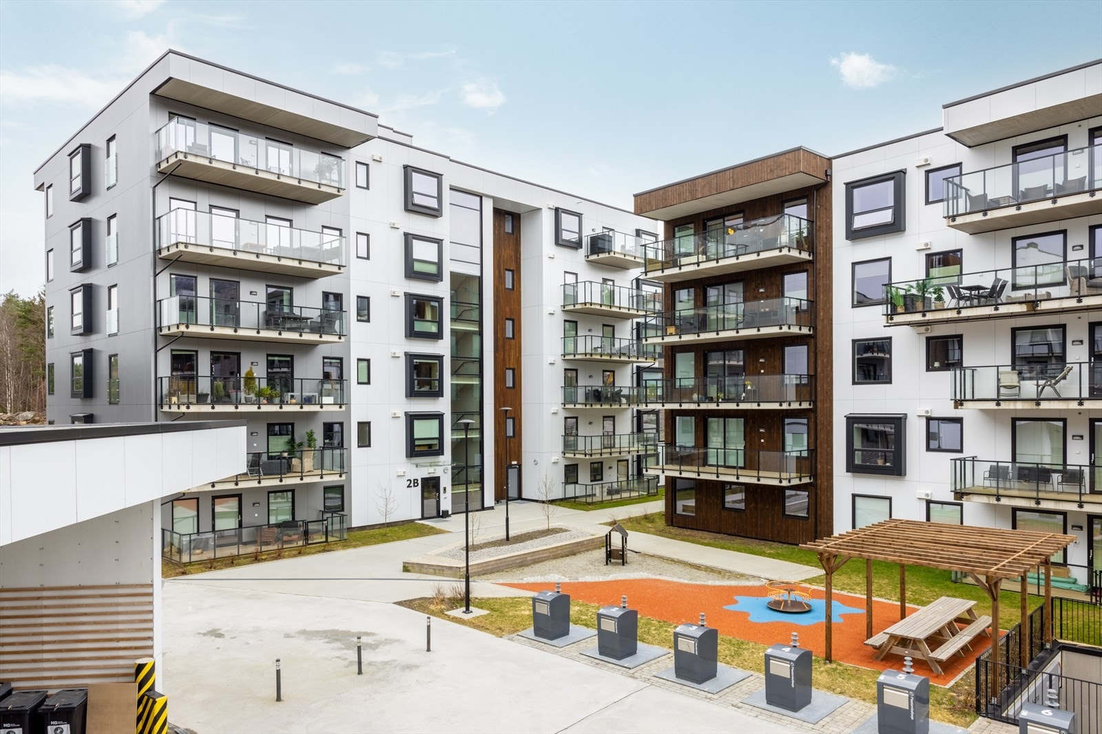 Adkomst til leiligheten skjer via felles trappegang, og det er heis i bygget. Galleribilde