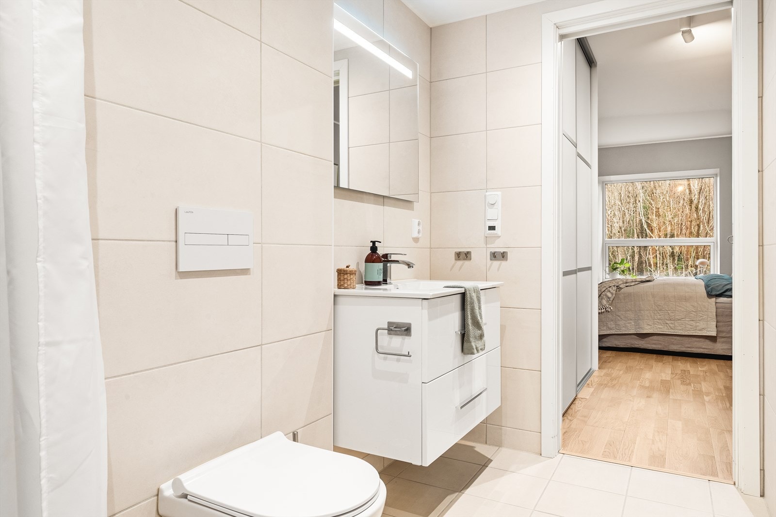 Fra hovedsoverommet har man tilkomst til eget bad på 4,3 m²- med gjennomgående gode kvaliteter og delikate fliser på gulv og vegger. Galleribilde