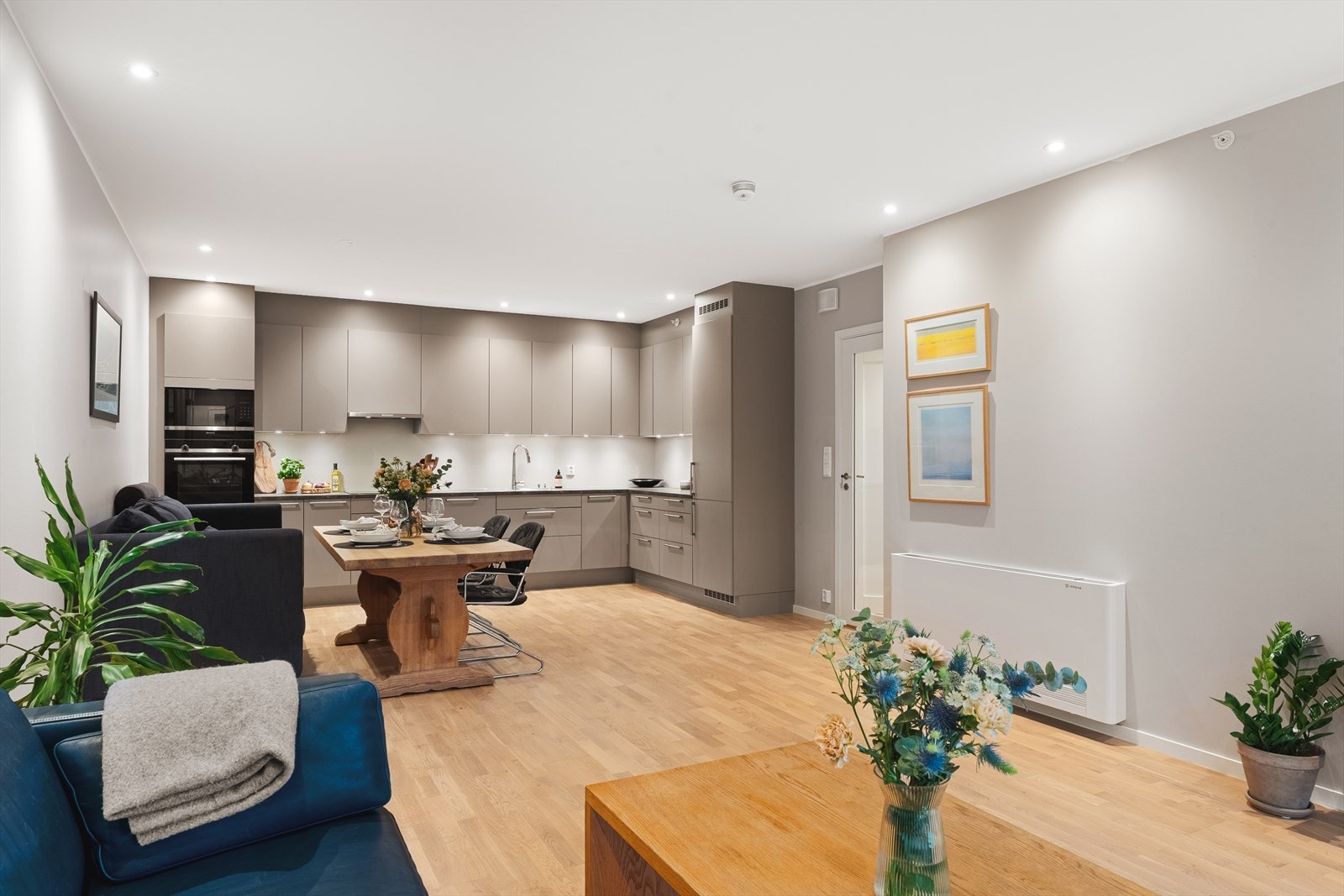 Det er en fin overgang mellom stue og kjøkken, i tillegg er det varmekonvektor i stuen som sørger for god oppvarming. Galleribilde