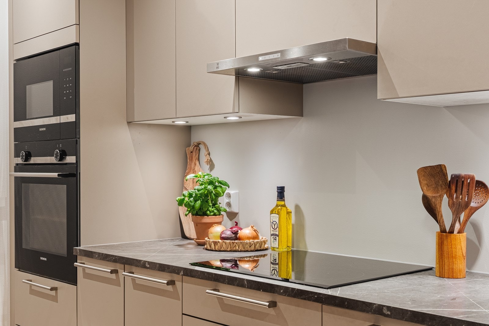 Kjøkkenet er godt utnyttet hvor man har rikelig med skap og benkeplass. Galleribilde