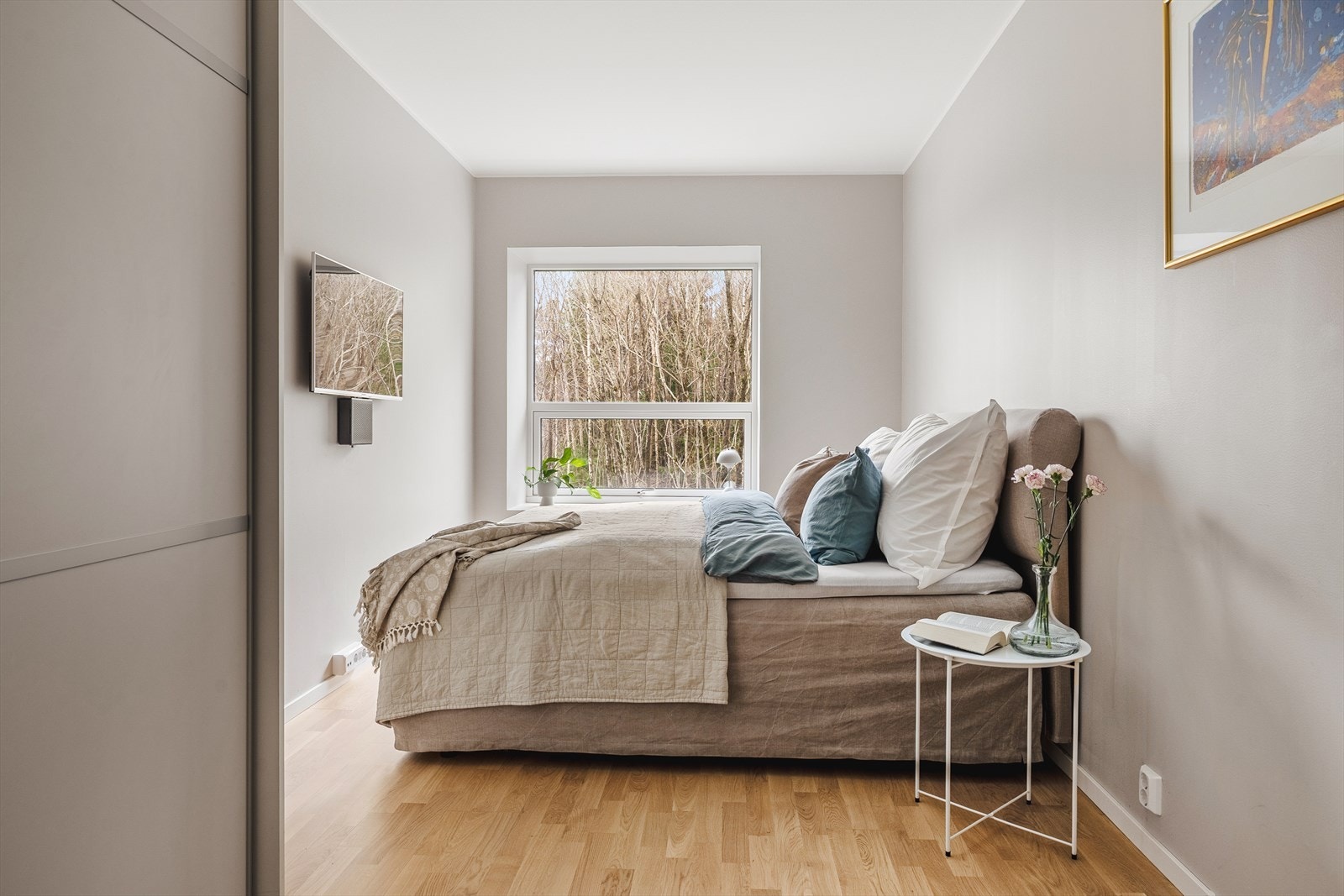 Hovedsoverommet er stor på totalt 15 m², lyst og svært komfortabelt, med god plass til dobbeltseng og garderobeskap. Galleribilde