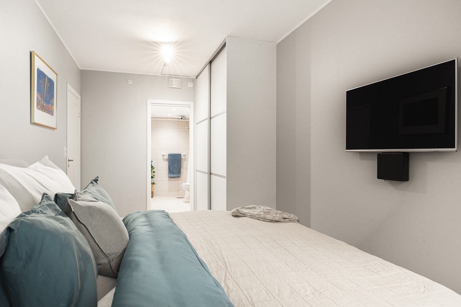 Fra hovedsoverommet er det inngang til eget "en suite" bad. Galleribilde