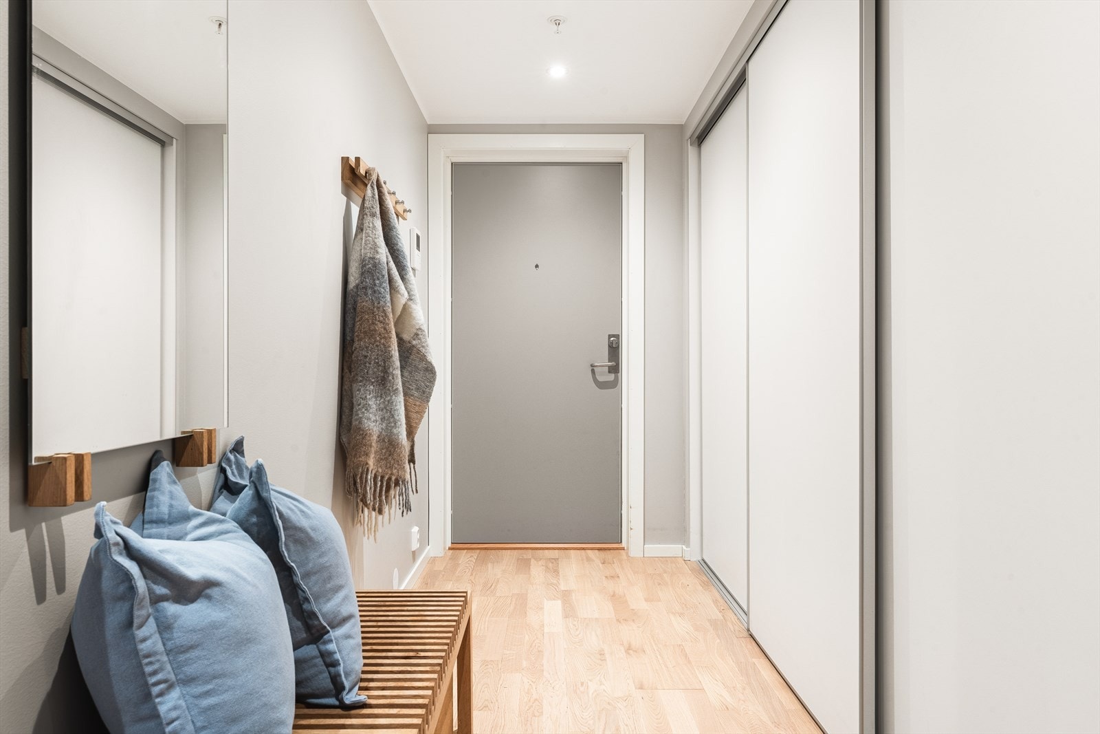 Leiligheten har en romslig entré Galleribilde