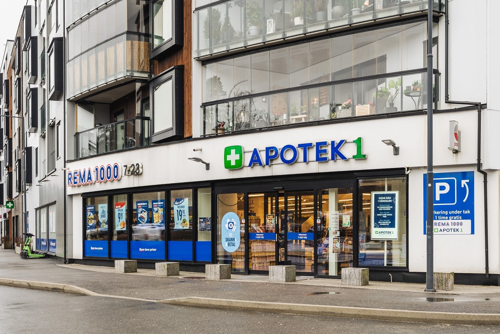 Leiligheten ligger sentralt med umiddelbar nærhet til Rema1000 og Apotek, i tillegg er det ca 5 minutters gangavstand til Oasen senter. Galleribilde