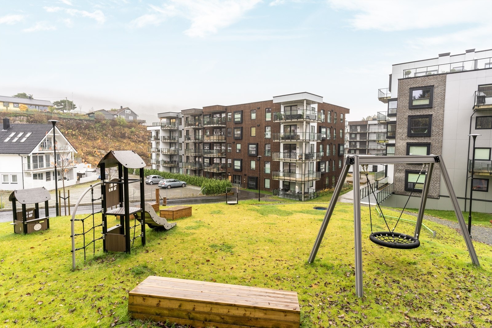 Sameiet har en felles lekeplass og grøntområde som gir en naturlig møteplass for beboere. Galleribilde