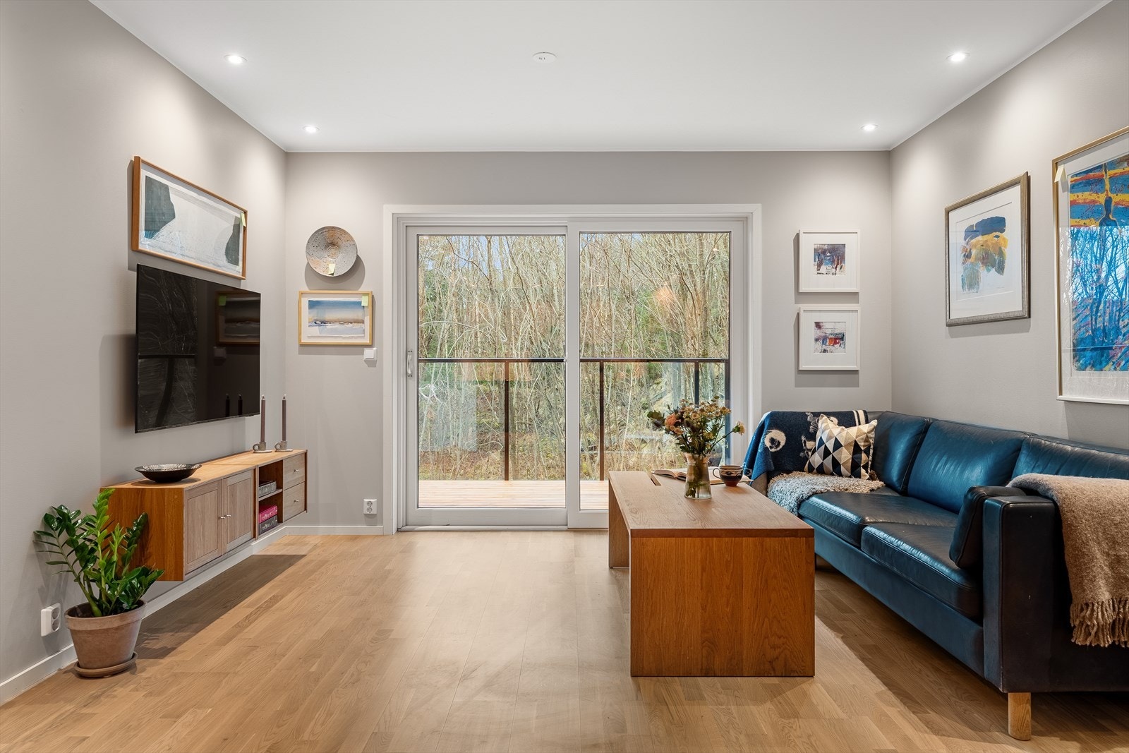 Stuen er av god størrelse på 35,3 m², luftig og svært innbydende rom med åpen stue- og kjøkkenløsning som skaper en sosial og funksjonell atmosfære. Galleribilde