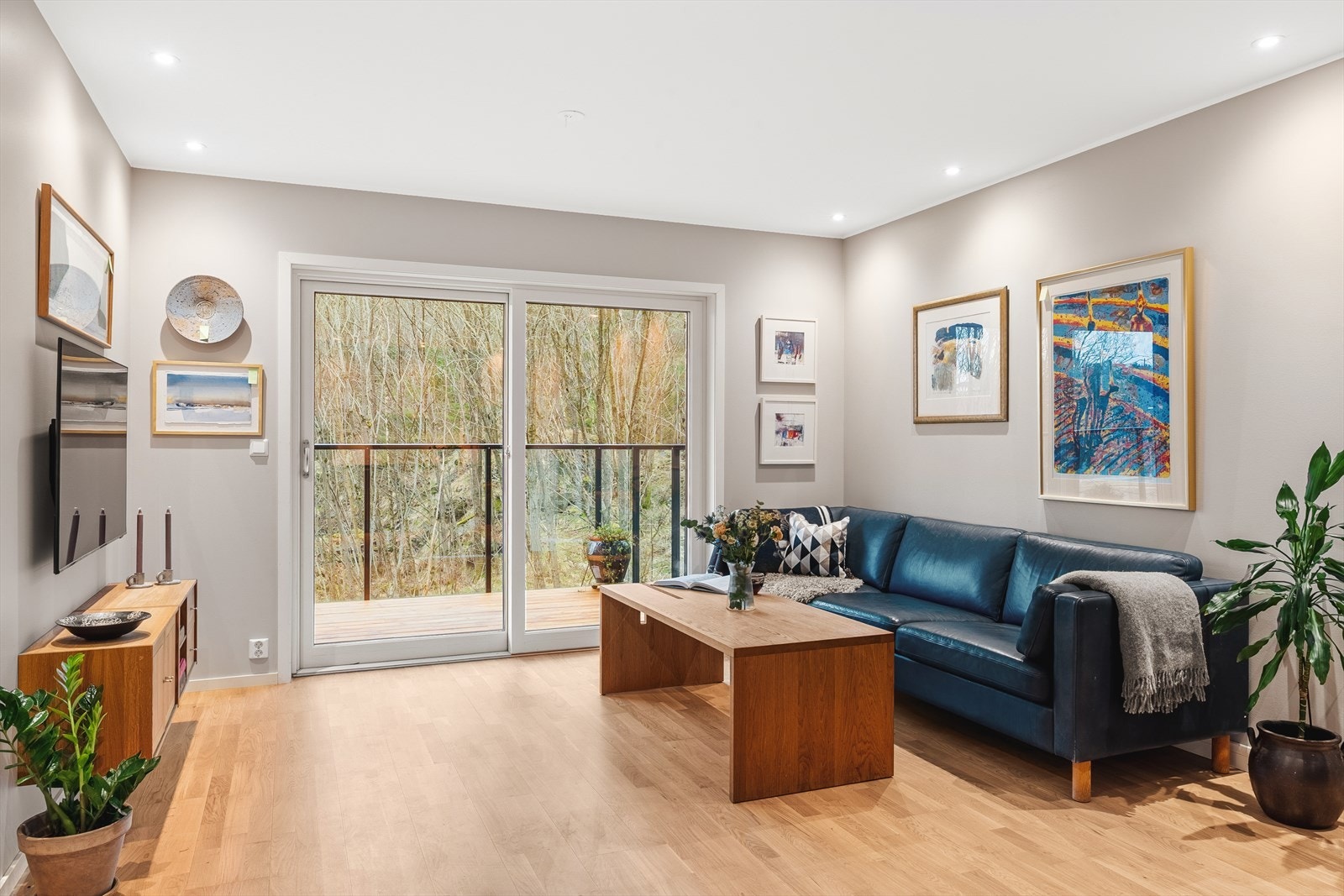 Stuen er av god størrelse, med god plass til stor sofagruppe og spisebord i stuen. Galleribilde