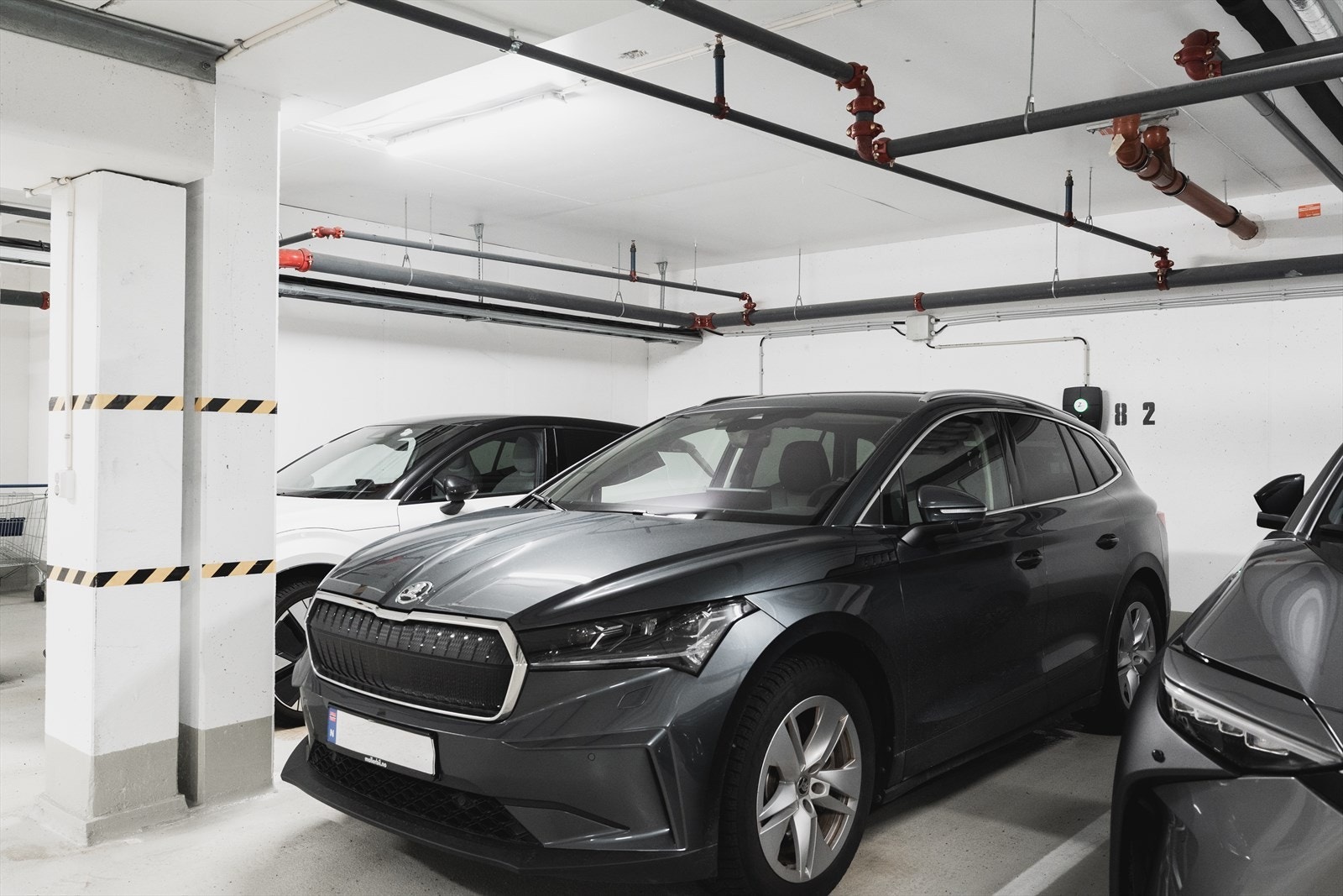 Med leiligheten følger 1 stk. fast parkeringsplass m/ elbillader i felles garasjeanlegg. Galleribilde