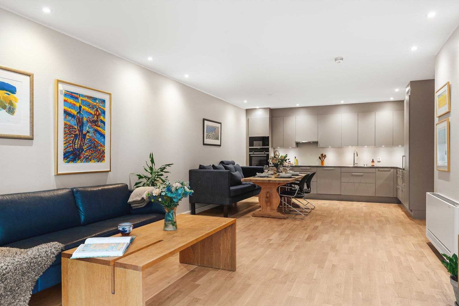 I stuen har man god plass til sofagruppe og spisebord. Galleribilde