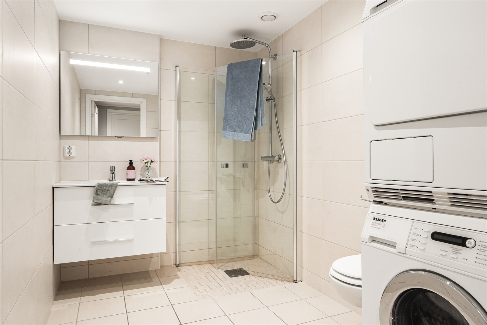 Leiligheten har totalt to bad, hvor begge er helfliset med lyse delikate fliser, vegghengt wc, dusj og servant med oppbevaring og varme i gulv. Galleribilde