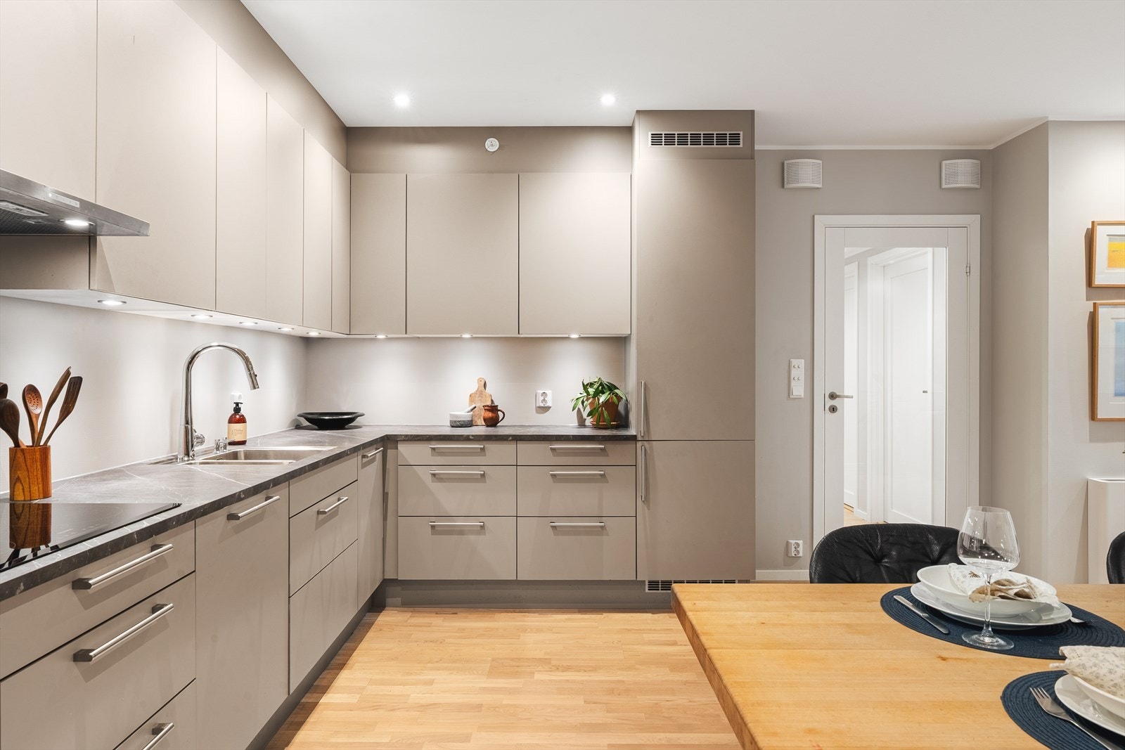 Kjøkkenet er innholdsrikt, alle hvitevarer er integrert og følger selvsagt med Galleribilde