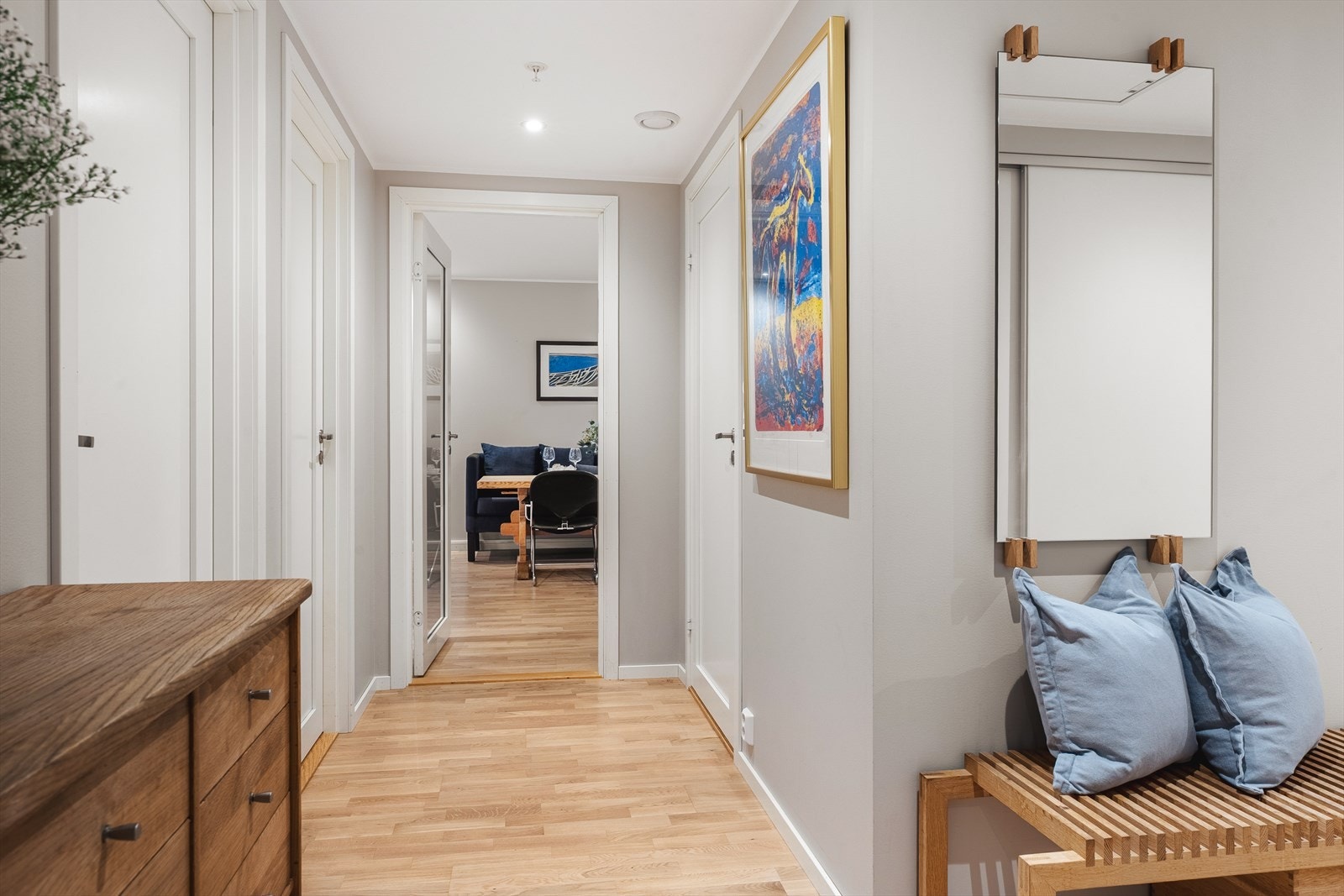 Entréen er fint avskilt fra resten av leiligheten med dør med glassfelt Galleribilde