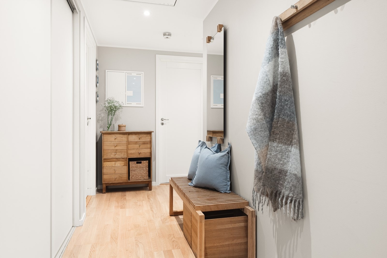 I entréen har man også en plassbygget garderobe med god plass til oppbevaring av yttertøy og sko. Galleribilde