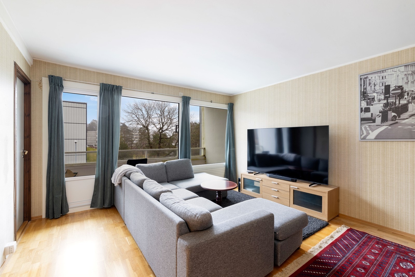 En arealeffektiv 2-roms hjørneleilighet med utgang til balkong og nyere bad fra 2022. Felles p-plass Galleribilde