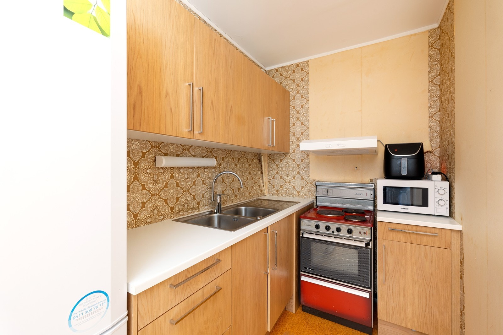 Stue er delvis åpen mot kjøkken. Galleribilde