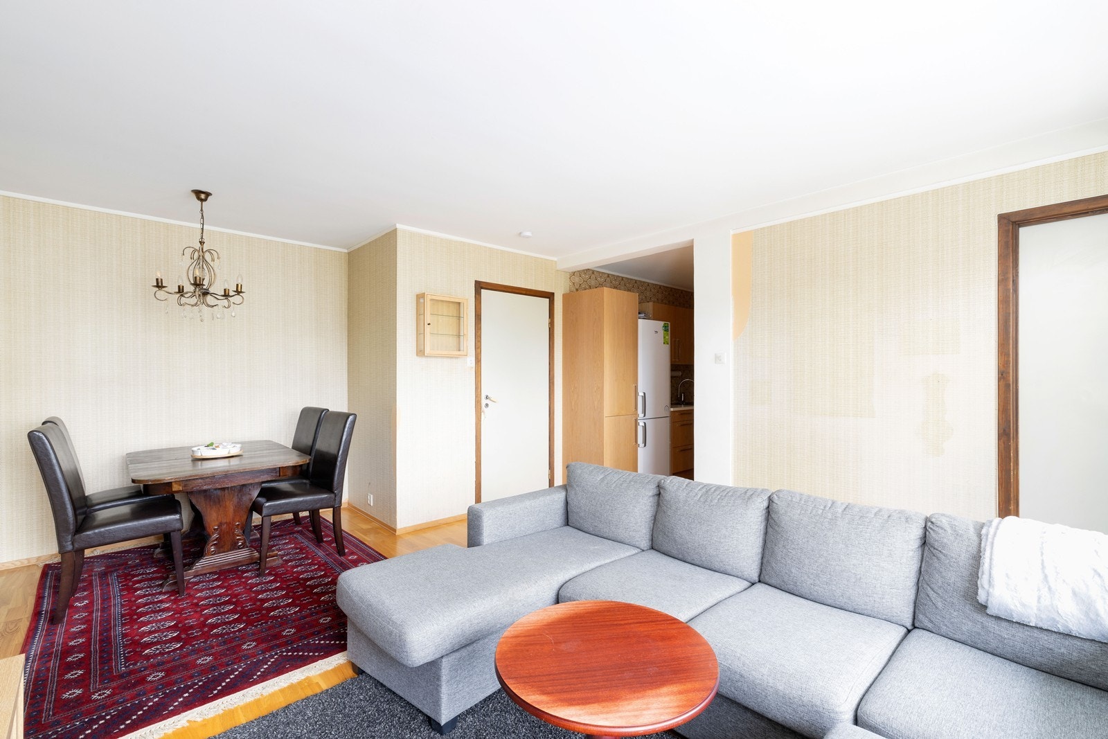 Stue med plass til både sofagruppe og spisebord. Galleribilde