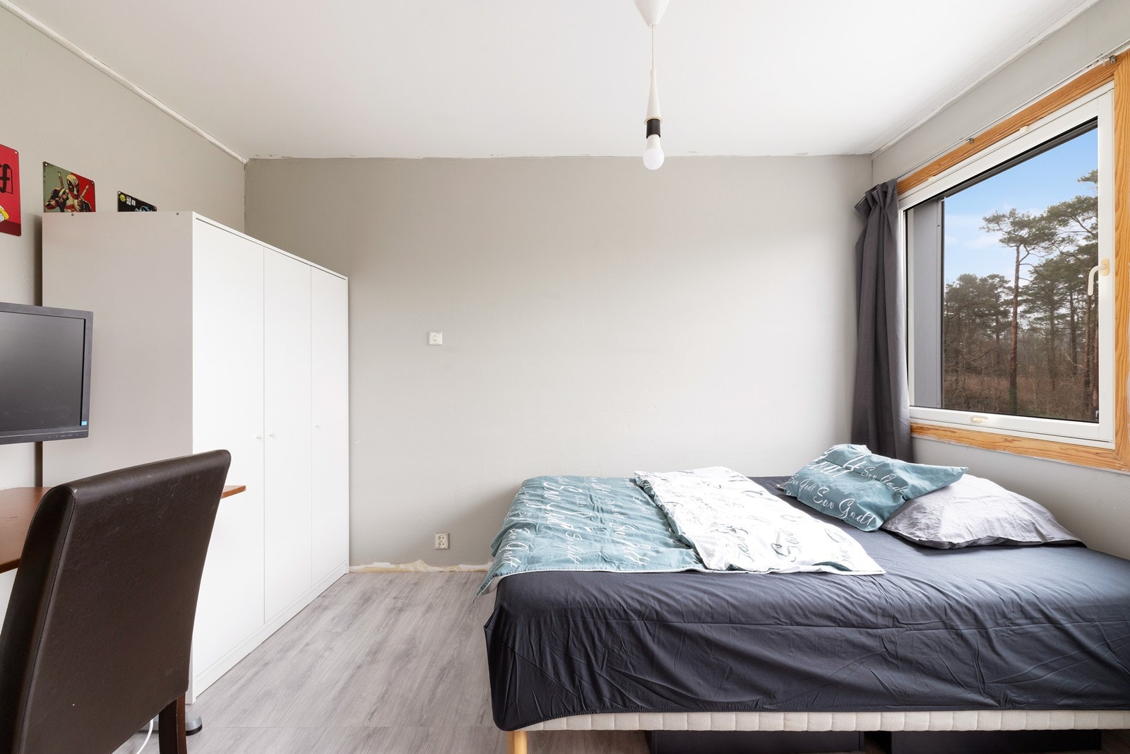 Romslig soverom med god plass til både seng, klesskap og pult. Galleribilde