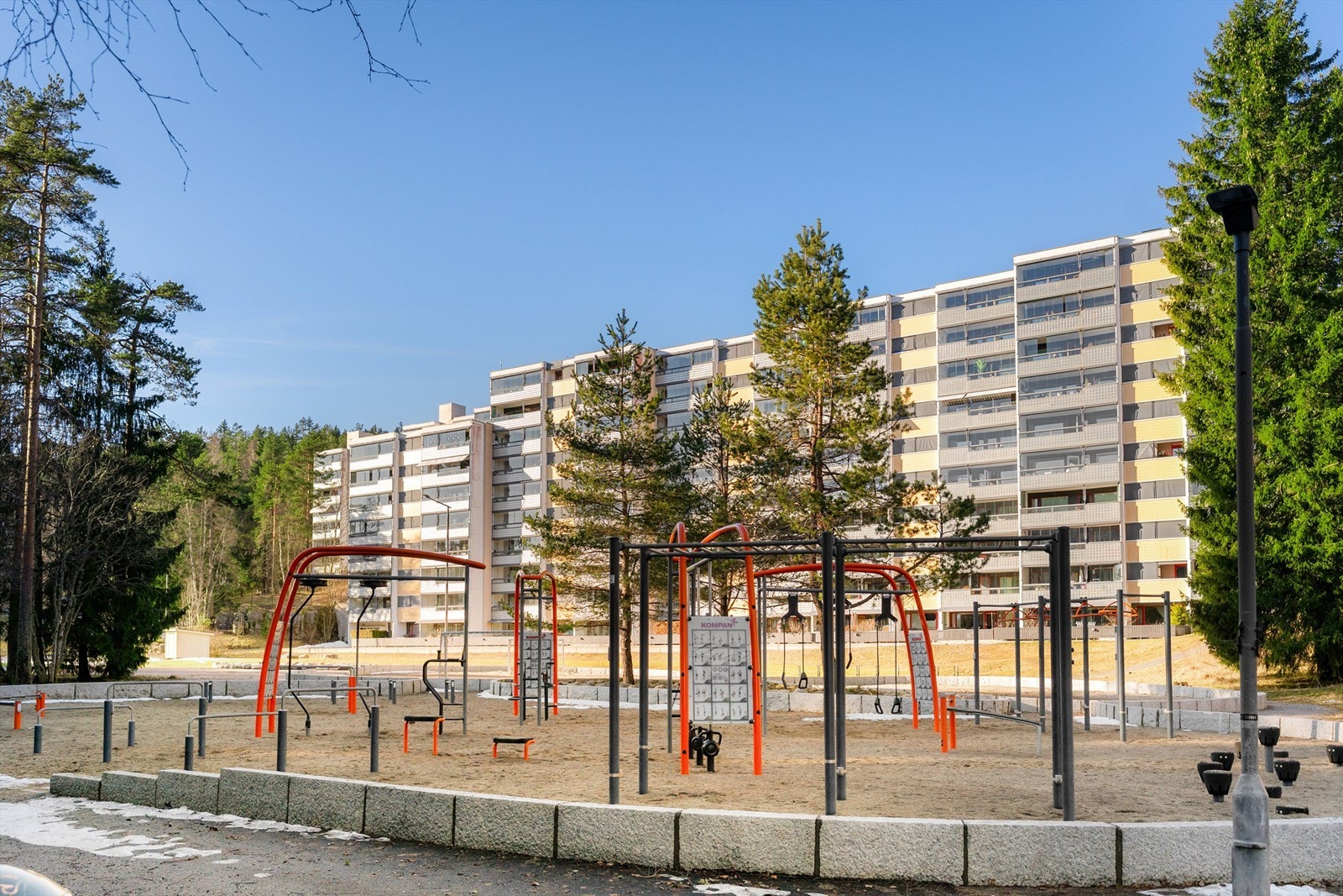 For de treningsglade finnes det også utendørs treningsapparater og Fresh Fitness på Romsås senter. Galleribilde