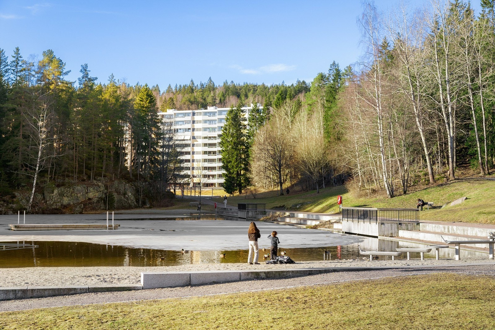 Kollektivtilbudet er godt, med kort vei til T-banens linje 4 og 5 som tar deg direkte til sentrum. Galleribilde