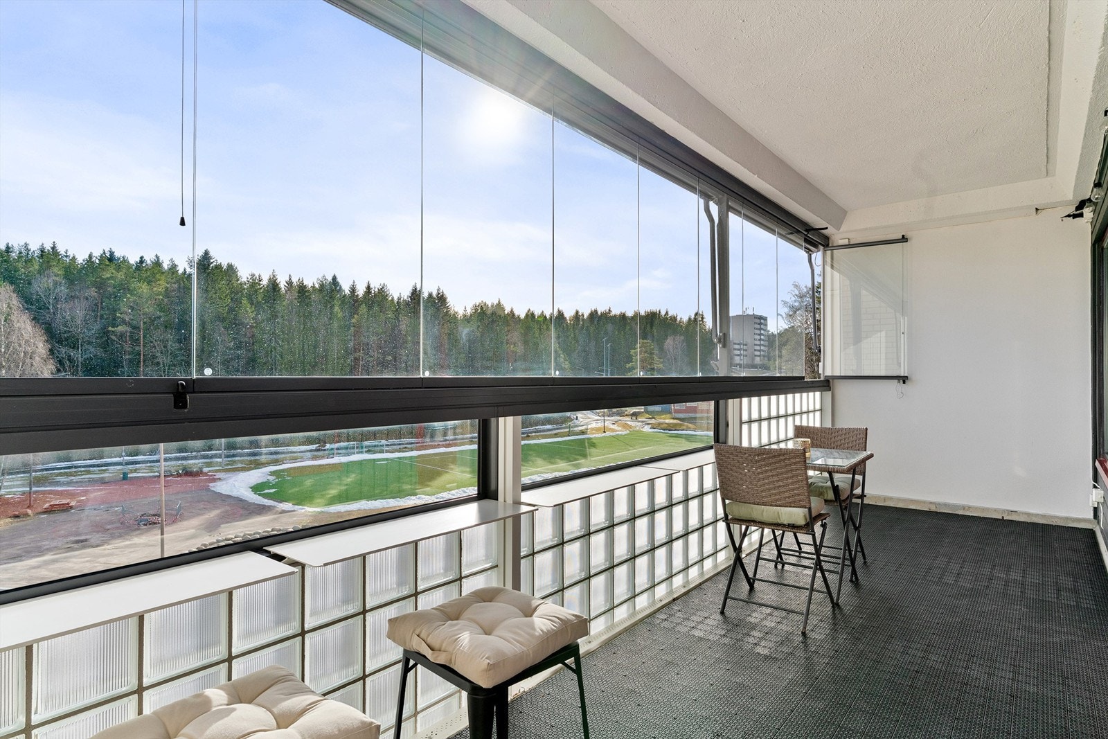 Den store, innglassede balkongen på 13 m² fungerer som en forlengelse av stuen og har flott utsikt mot Svarttjern. Galleribilde