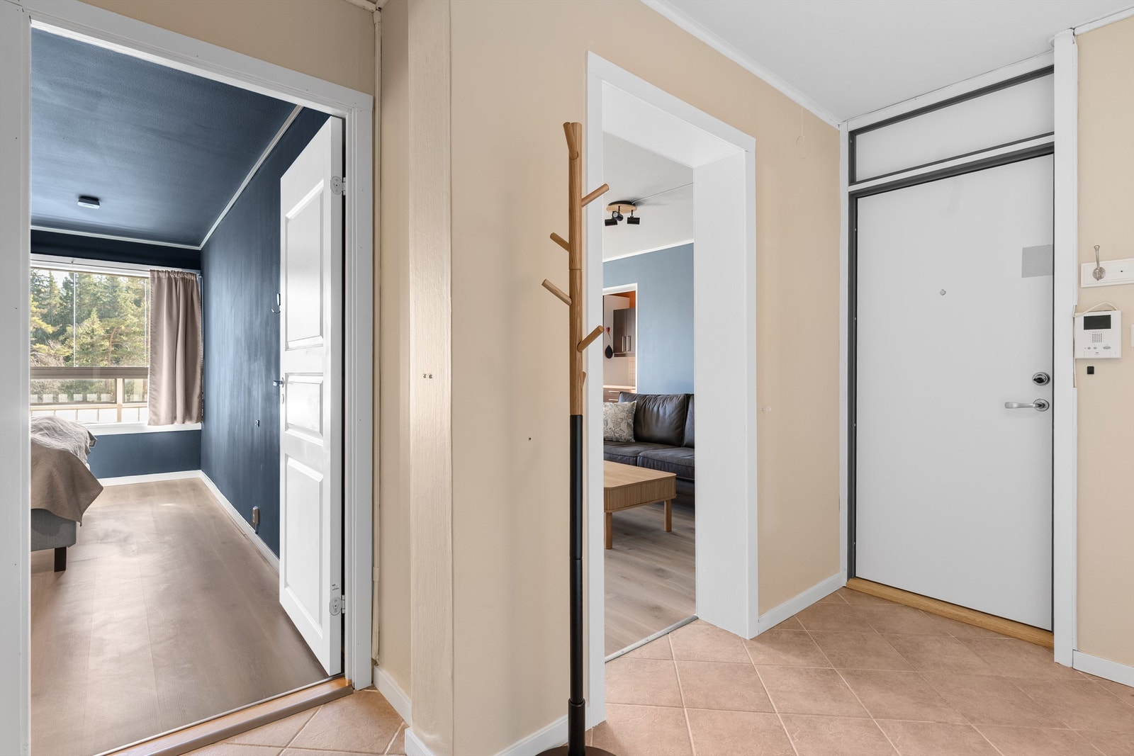 Fra entreen er det direkte tilgang til leilighetens øvrige rom. En bod på 3 m² ligger praktisk til i gangen utenfor. Galleribilde