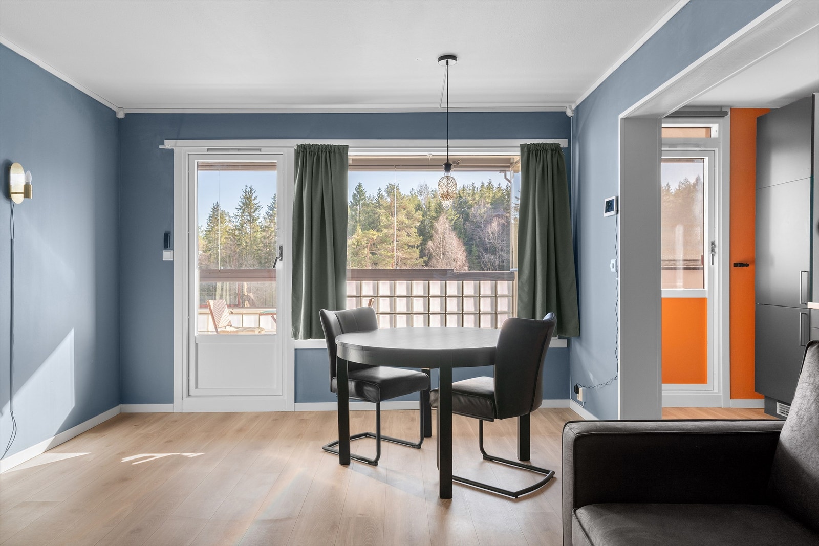 Her er det god plass til både sofagruppe og spisebord. Store vindusflater med 3-lags isolerglass gir rikelig med naturlig lys. Galleribilde