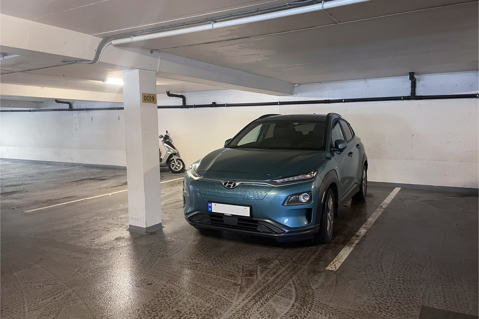 Leiligheten disponerer fast garasjeplass (nr. 0019) i fellesanlegg. Felleskostnadene inkluderer internett og varmtvann. Galleribilde