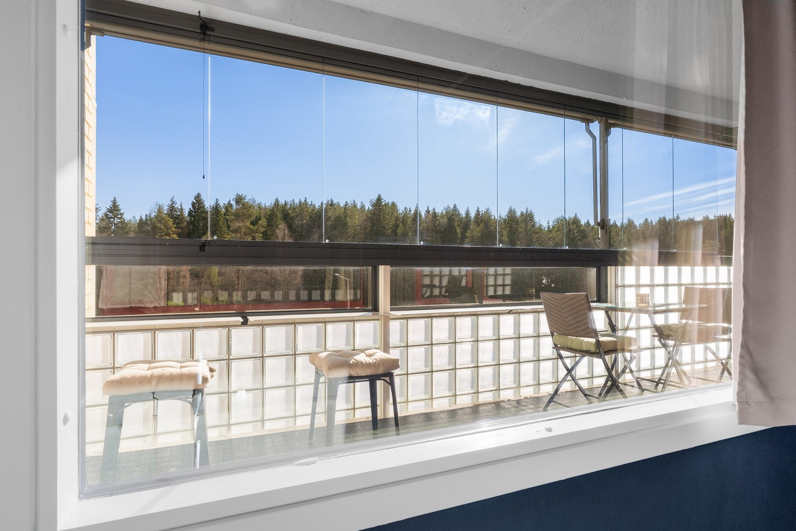 Utsikten fra stuen og soverommet rammes inn av den store balkongen. Galleribilde