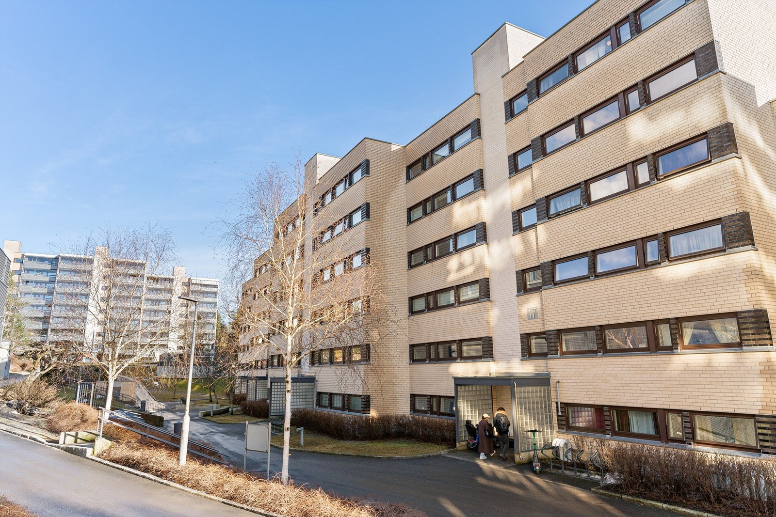 Leiligheten ligger i Røverkollen borettslag, et veldrevet lag tilknyttet OBOS med delvis bilfrie fellesarealer. Galleribilde