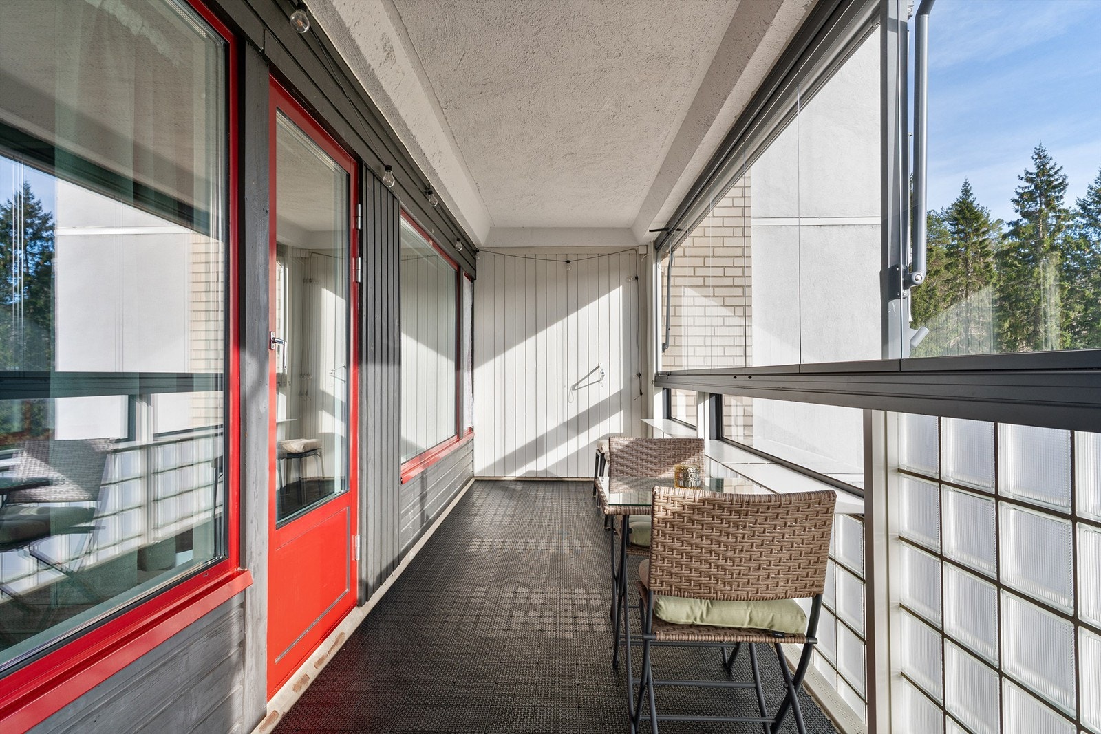 Den innglassede balkongen er sydvendt og kan benyttes store deler av året. Det er tillatt med el- og gassgrill. Galleribilde