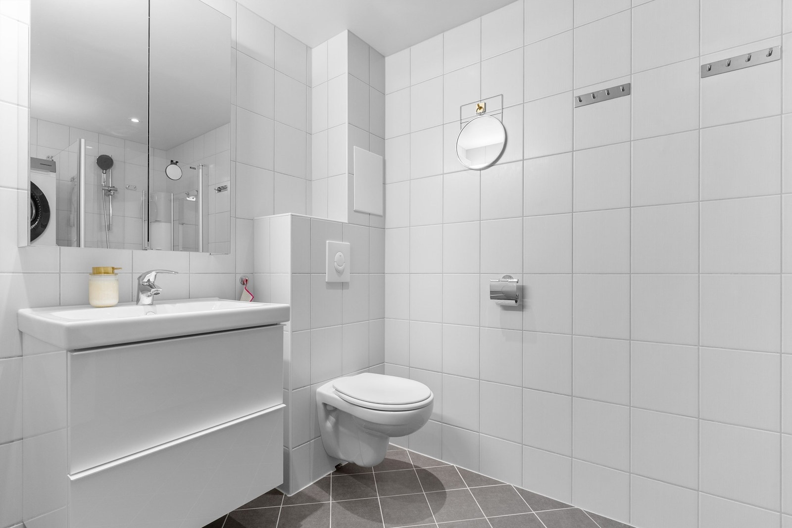 Badet ble pusset opp i regi av borettslaget i 2014 og er helfliset med elektrisk gulvvarme for god komfort. Galleribilde