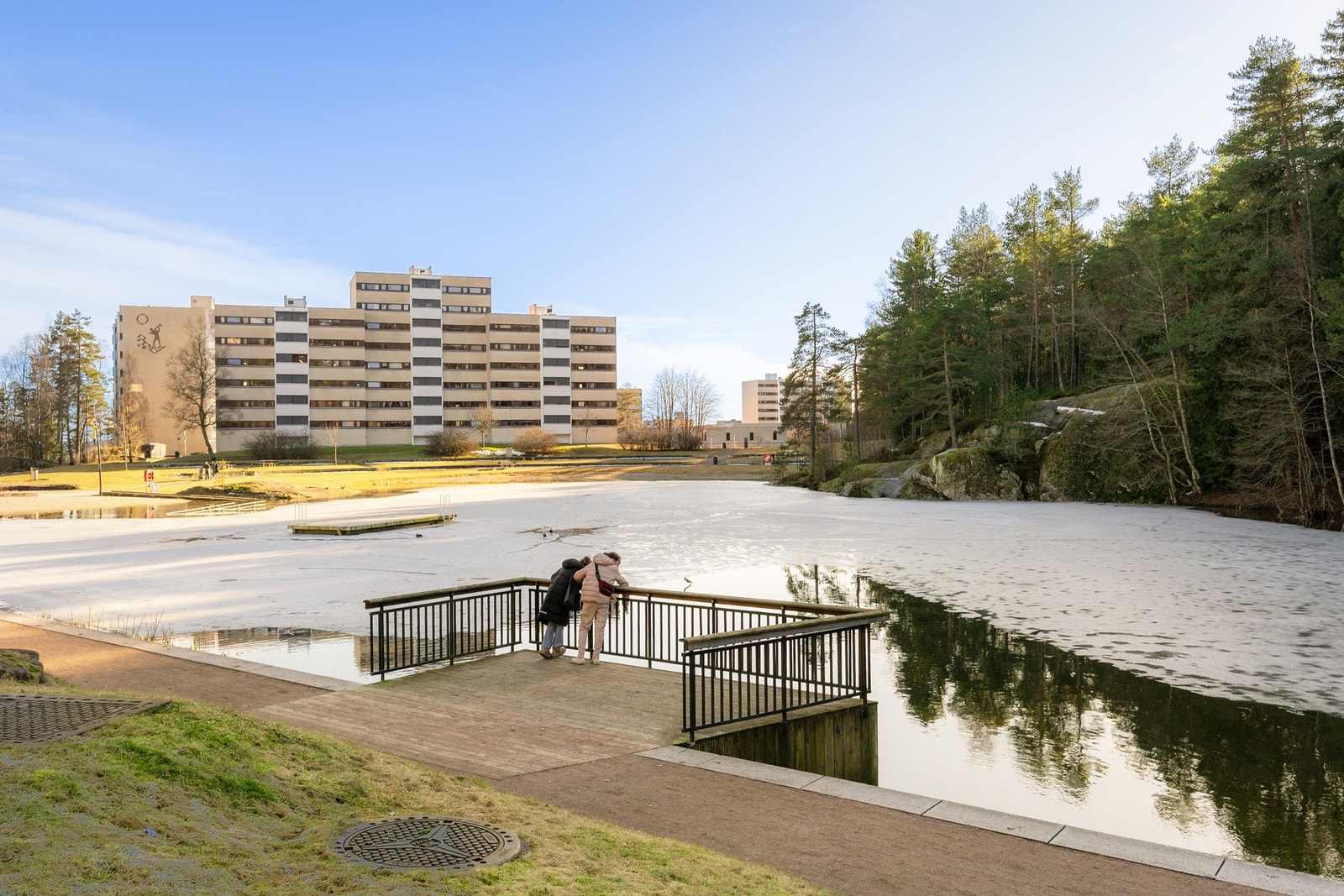 Idylliske Svarttjern ligger like ved, med fine bademuligheter om sommeren. Galleribilde